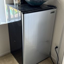 Magic Chef Mini Fridge With Freezer Compartment