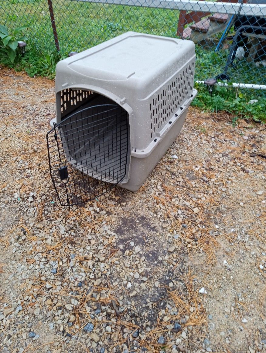 XLG Dog Kennel In Like New Condition 