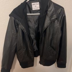 Very soft leather type material with lease inner the fleece also has a zipper along with the outer shell so it’s a double zipper with a hoodonderful j
