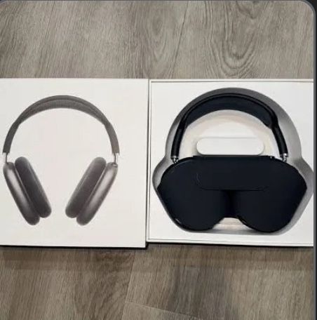Black AirPod Maxes