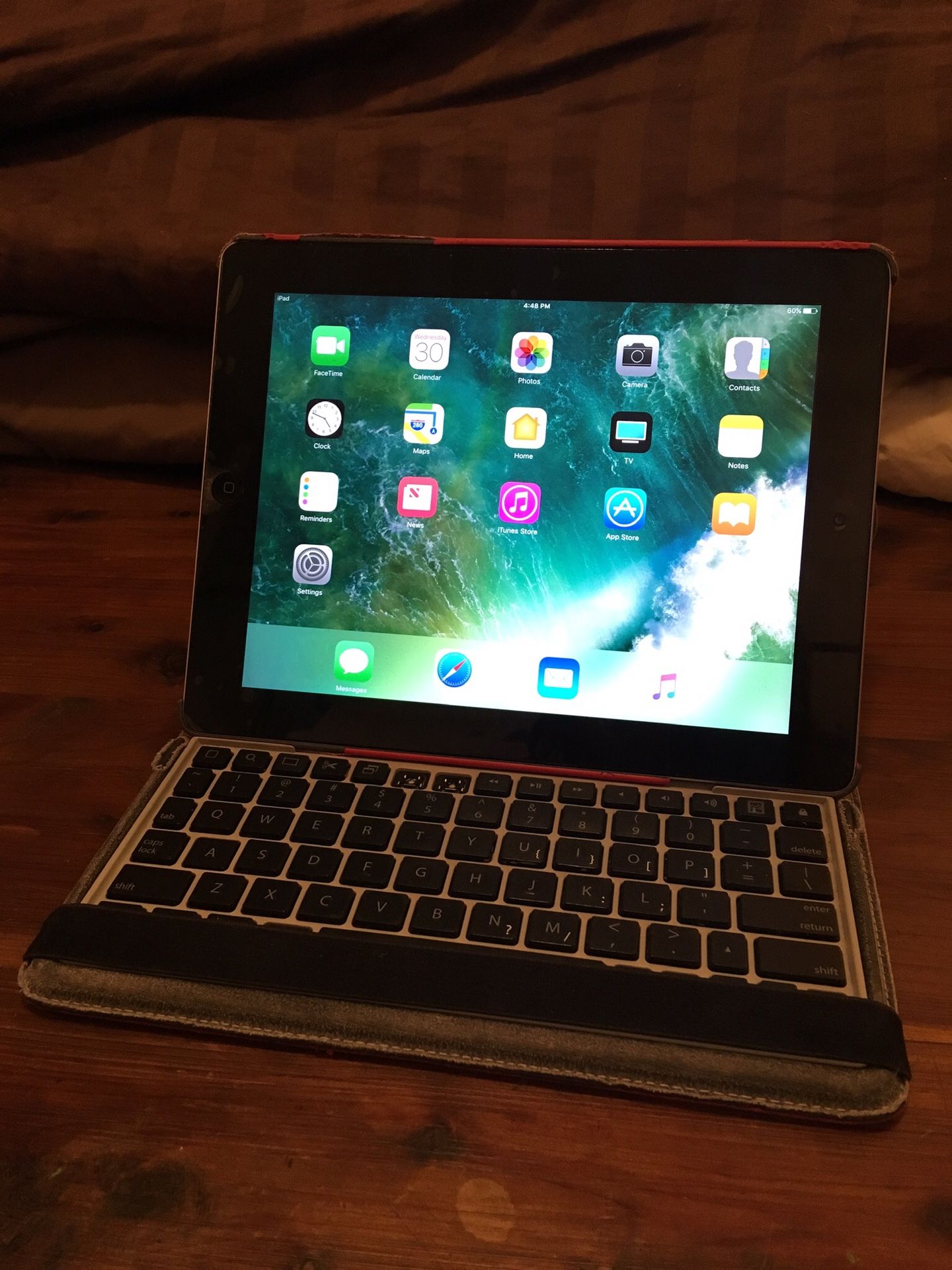 Apple IPad 4th Generation (w/Retina Display) w/red keyboard cover case/stand
