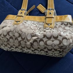 It’s A Beautiful Coach Bag Barely Used 