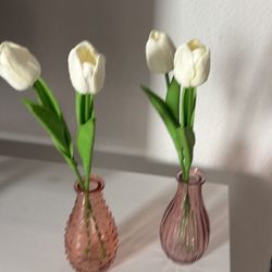2 Vases With 4 Artificial Lilly Flowers