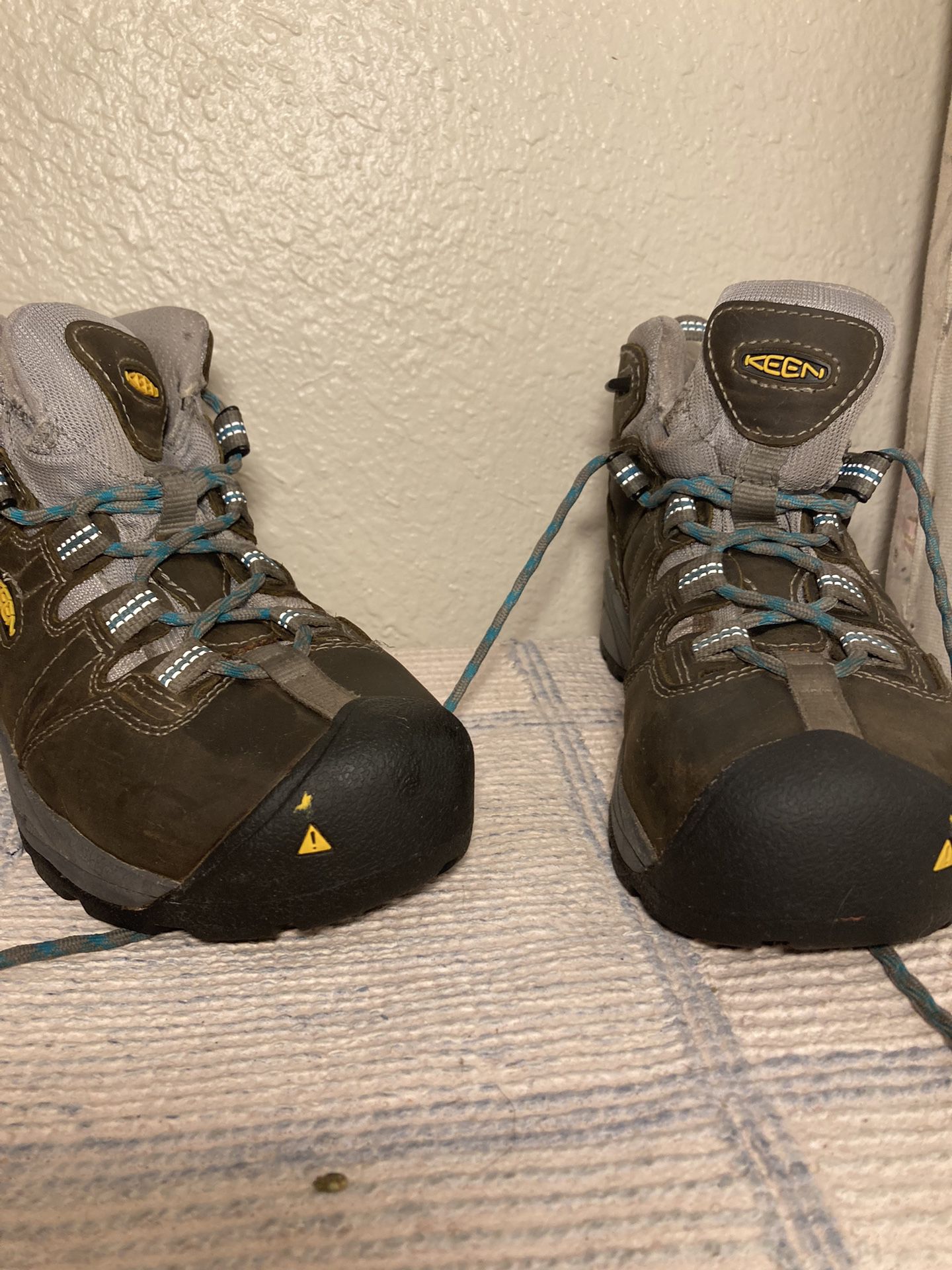 Keen Hiking Boots Size 5M Steel Toe/Water Resistant/ Slip Resistant 
