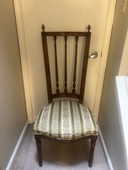 VINTAGE CHAIR IN GOOD CONDITION