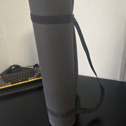 🧘‍♂️ Yoga Mat with Carry Strap – Great Condition