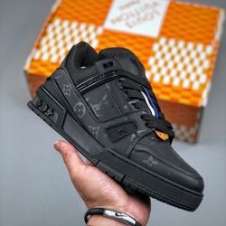 1:1 BLACK OUT LV TRAINERS SIZE9
