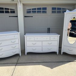 Beautiful White Stanley Young American Isabella 3-piece Bedroom Set /Dressers