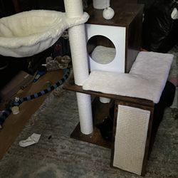Modern Cat Tree With Removable Washable Padding In Great Condition 