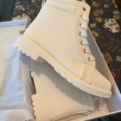 White Snow Boots Women's Size 8