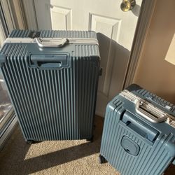 NOBL Luggage set. 2
