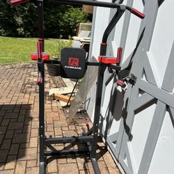 Pull Up / Dip Bar Station. 