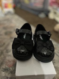Toddler girl Dressing shoes