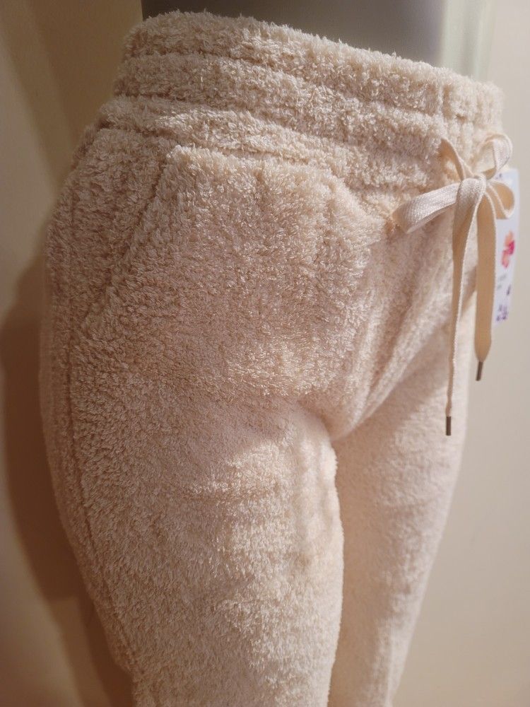 Sherpa Fleece
Cuffed Joggers
Winter/Warm
Heavy Pants Size
L-xl for Women $20 (Beige) Color