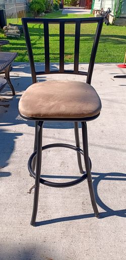 Stool swivels