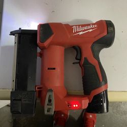 Milwaukee 23 Gauge Pin Nailer W/battery