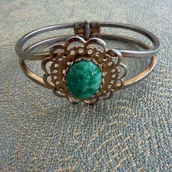 Vintage beautiful floral oval green stone cuff bracelet  Approx 2.75” In good condition 