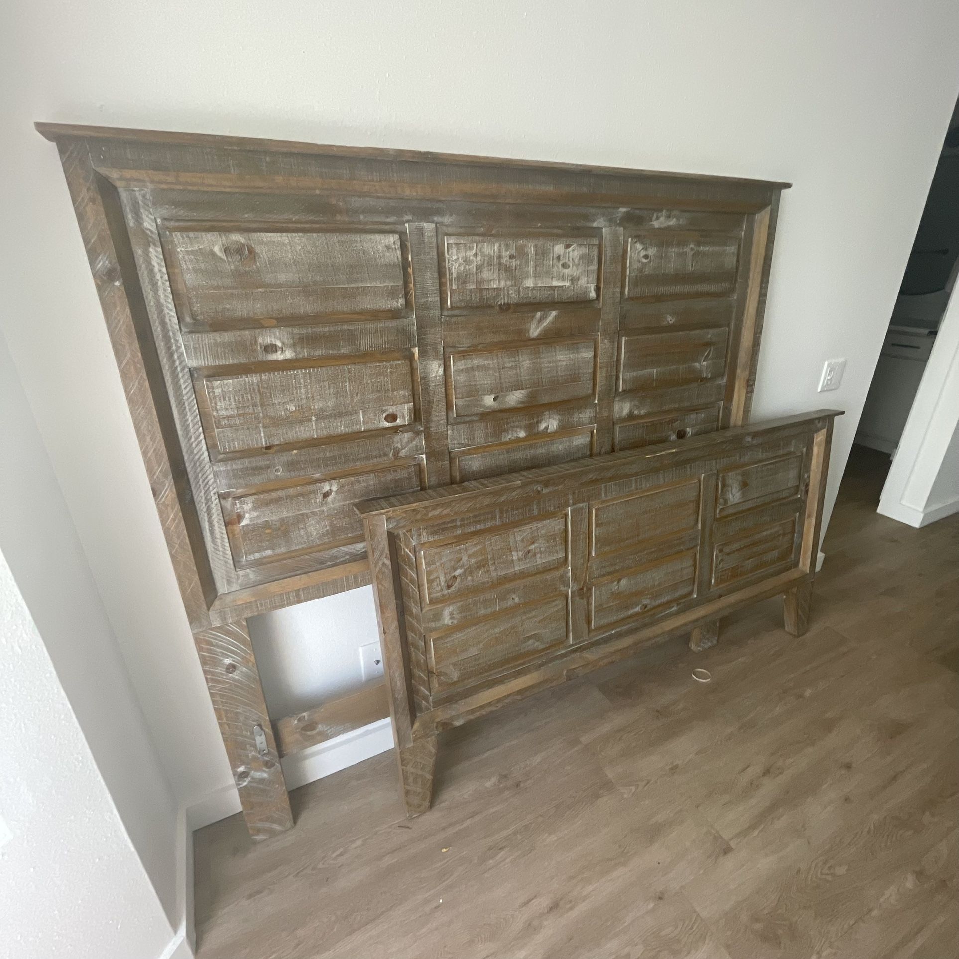 🚨QUICK SALE🚨 Nice Wooden Head/Foot Board + Bed Frame [FULL SET] 