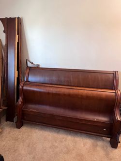 Queen Size Sleigh Bed/No Matress
