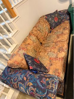 Vintage Patterned 2-Seat Loveseat Sofa + 2 Decorative Throw Pillows