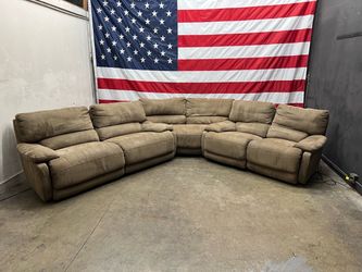 Free Delivery - Reclining (4) Sectional Couch
