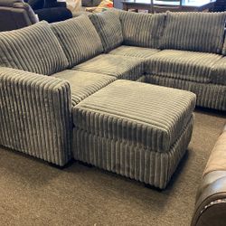 New Grey Sectional With Free Ottoman Was $1099 On Wayfair. Now $599 Local Deal 