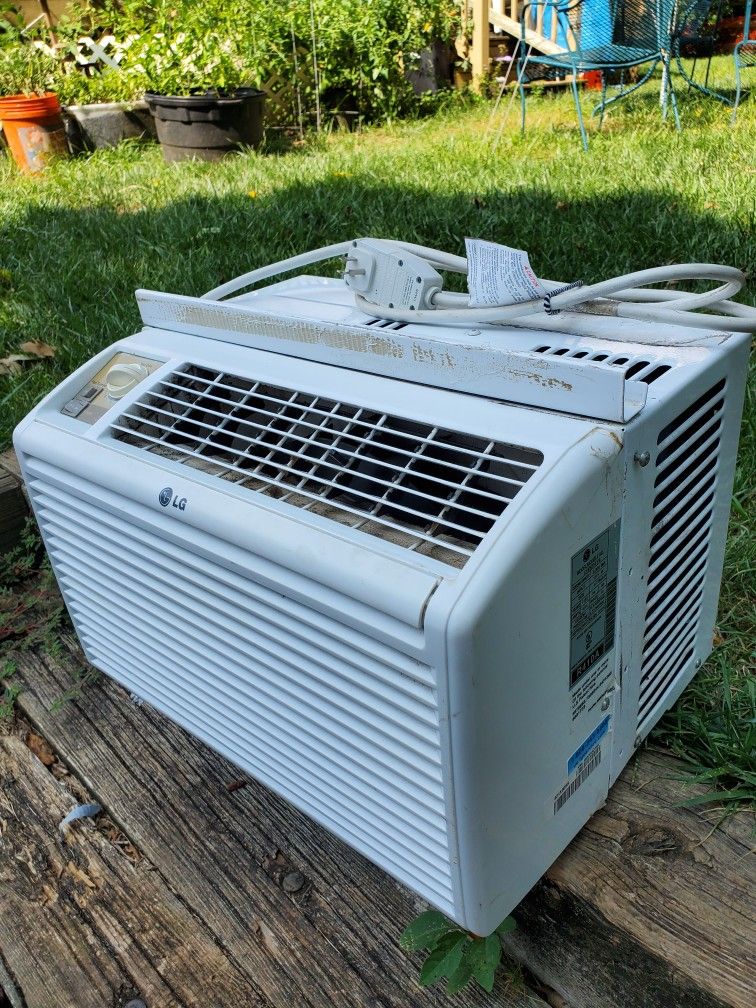 LG Window AC Unit, in Perfect Working Condition