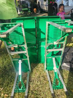 FOLDABLE TABLE