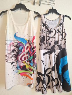 2 vestidos con diseños musicales XS