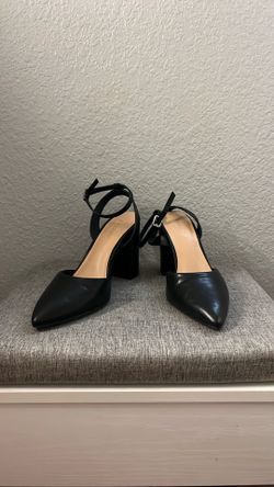Black Sleek Closed Toed Heels 7.5 Women