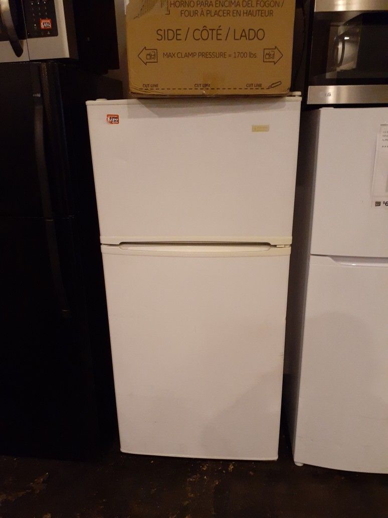 Used Excellent Condition Magic Chef Top And Bottom Refrigerator 28in 
