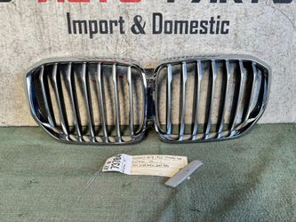 2019 - 2020 BMW X5 FRONT BUMPER GRILLE OEM AY73784 w/camera hole