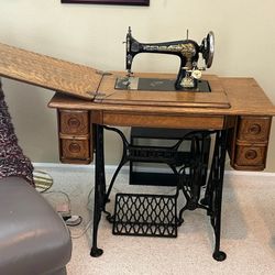 Singer Antique sewing machine. 