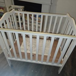 Collapsable/foldable/rollaway Cribs (2)