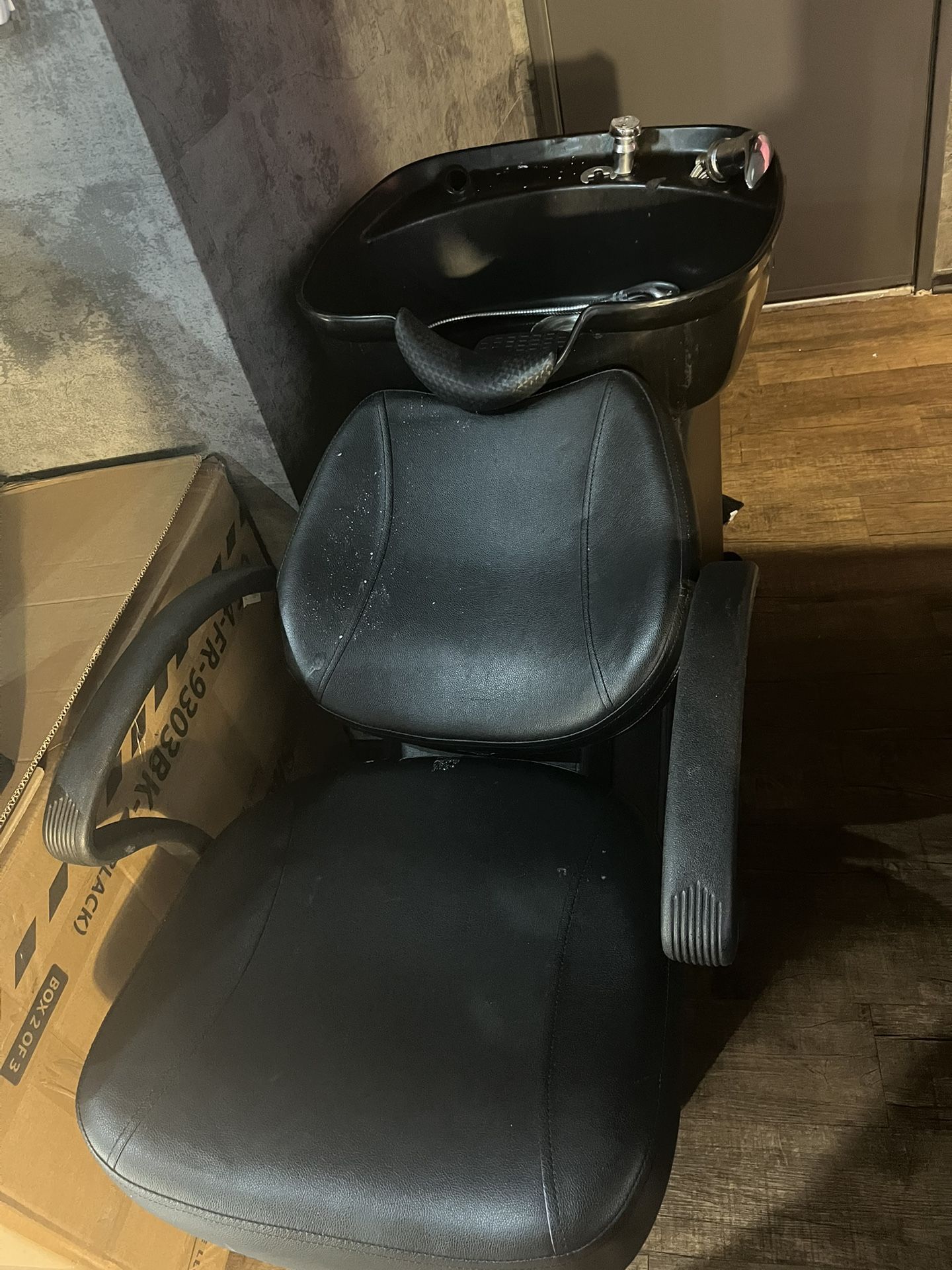 Shampoo Bowl And Chair
