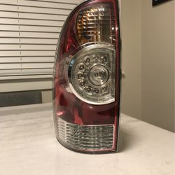 Toyota Tacoma  Rear headlight 