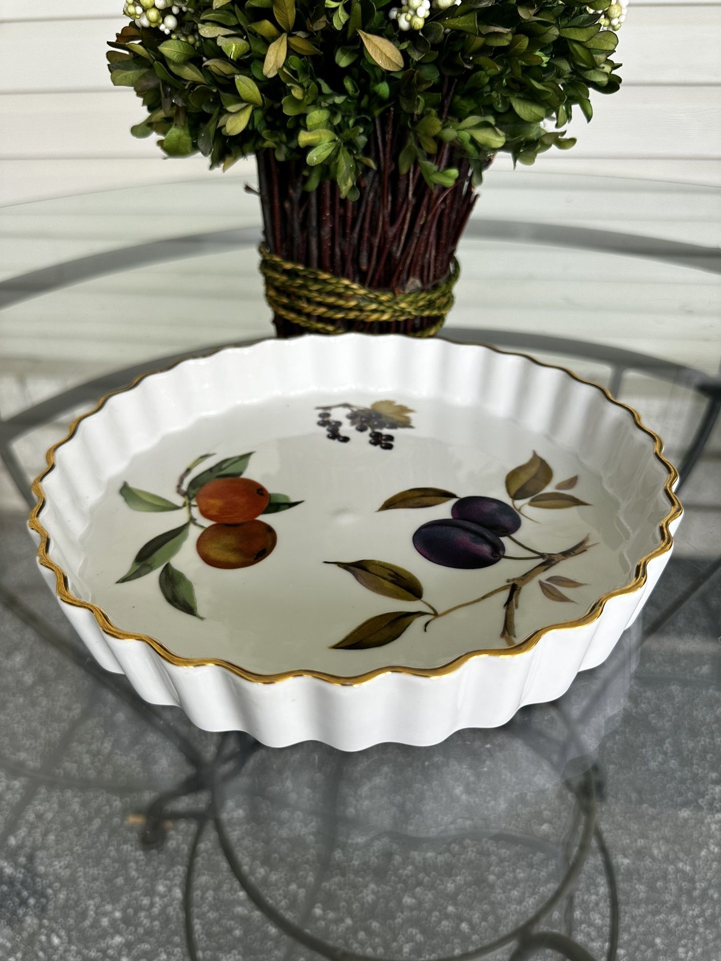 Royal Worcester Porcelain Evesham Fruit & Gold Quiche-Tarte-Pie Vintage 9" Round