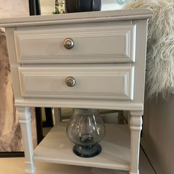 CUTE 1 NIGHT STAND AT PICKY PINCHERS 5280 SEMINOLE BLVD ST PETE OPEN NOON TO 6 Pm