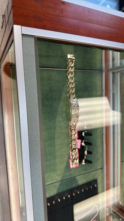 Gold name plate bracelet