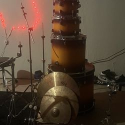 Pearl Decade Maple Drum Kit With Hardware And Cymbals