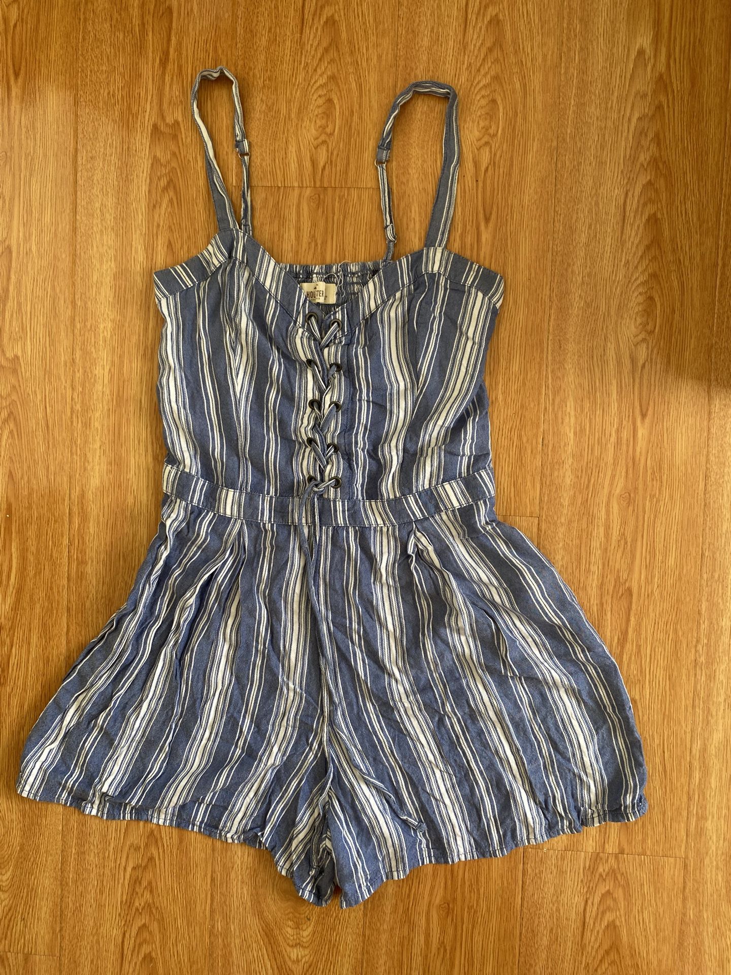 Hollister Women’s Size Small Bundle $12 (Romper And 2-Piece Set)