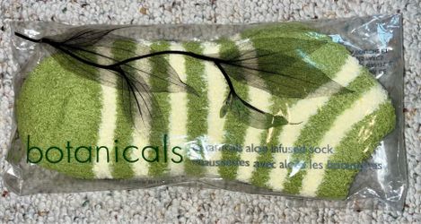 Avon Botanicals Aloe-Infused Green & Cream-Striped Socks - NEW IN PACKAGING