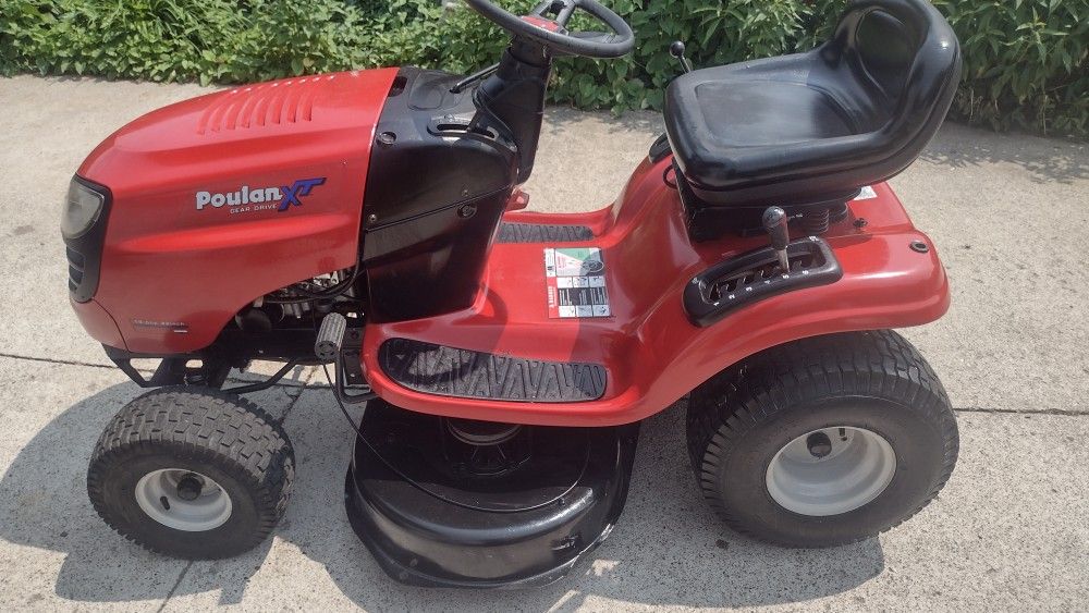 Riding lawn mower for sale -- Poulan XT 19.5 hp 42inch