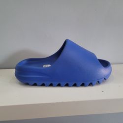 adidas Yeezy Slide
Azure
