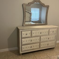 IVORY upholstered DRESSER 🤍🤍🤍🤍