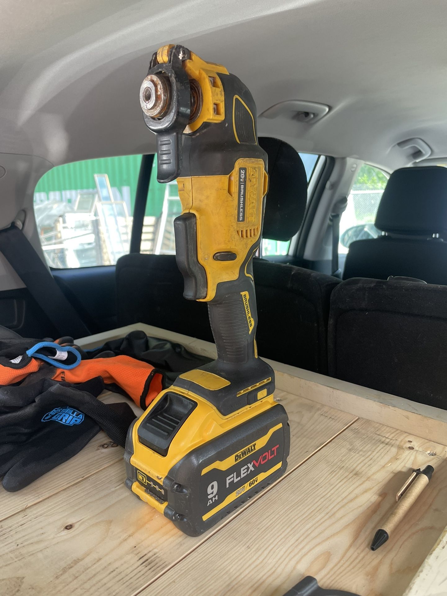 Dewalt Oscillating Saw With 9 Amp Flex Volt Battery