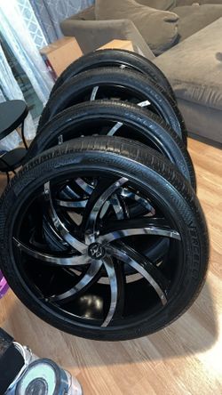 265/40/22 Massiv Rims And Tires Like New 