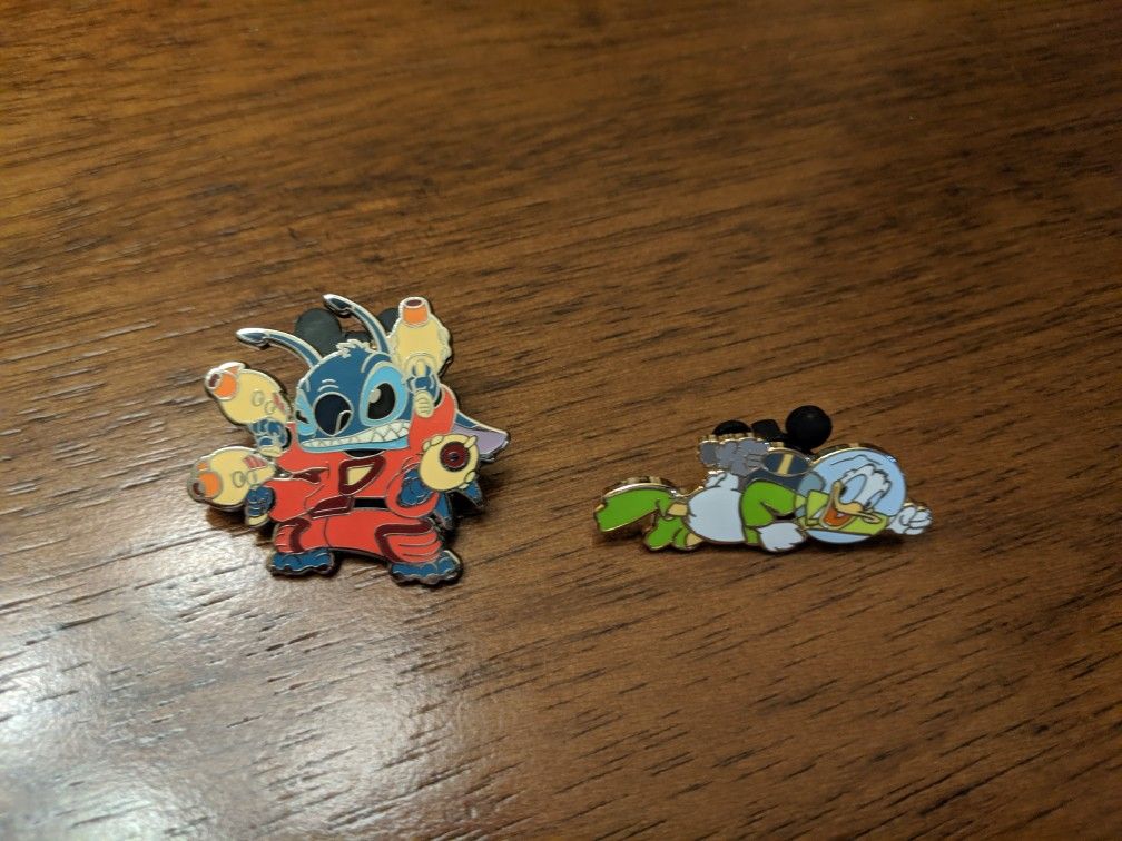 Disney limited edition pins of 1000. Space-age series Disney shopping 2 pins Stitch and Donald