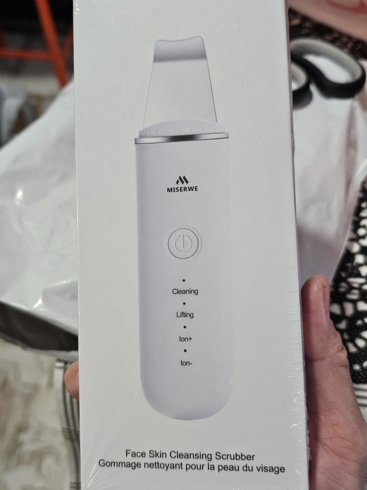 New rechargeable electric powered face cleansing scrubber, scraper, deep pore cleaning.