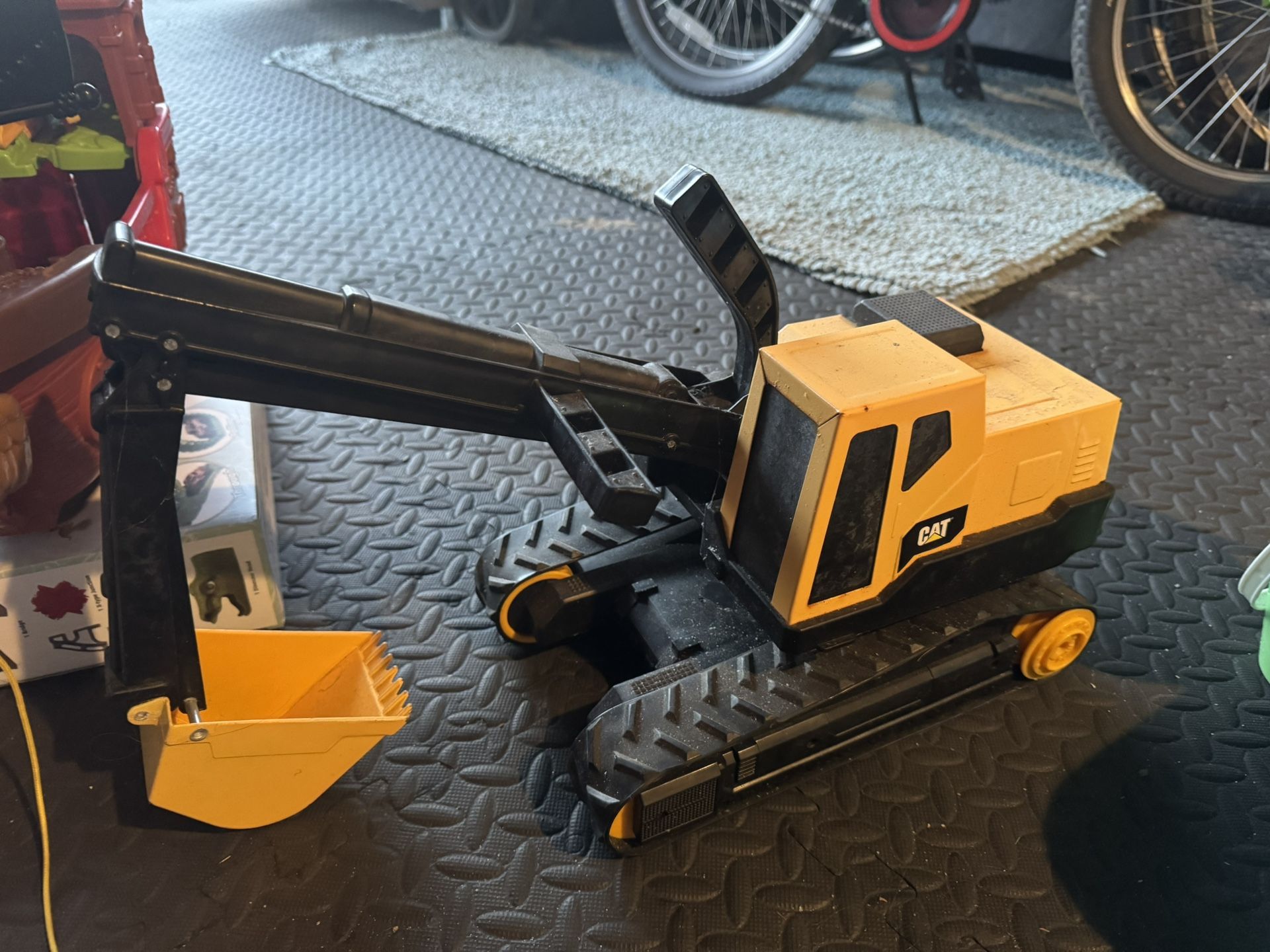 Large CAT Metal Construction Excavator